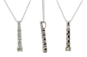 立てラインデザインネックレス