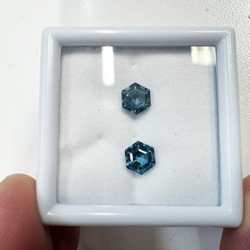 ロンドンブルートパーズのルースを加工