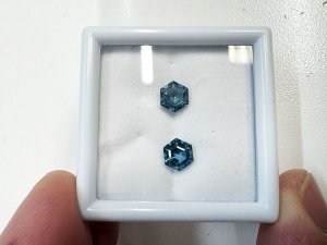 ロンドンブルートパーズのルースを加工