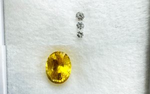 大きなルースとメレダイヤを使ったペンダントへ加工