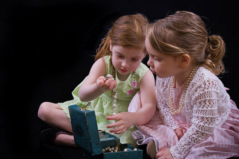 姉妹や母娘で宝石をシェアする新しいジュエリーリフォームの提案～ひとつの思い出を、ふたりの未来に～